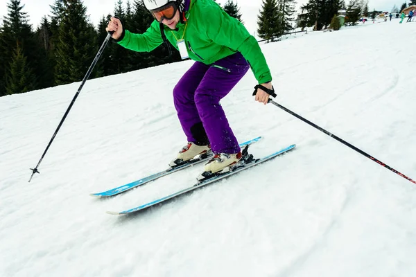 The young guy skis in the Carpathians is not very skillful. — Stock Photo, Image