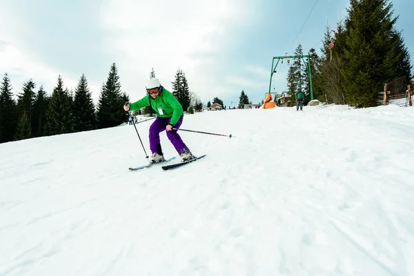 Der junge Mann fährt in den Karpaten Ski und ist nicht sehr geschickt. — Stockfoto