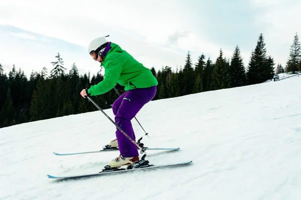 Ein junger Mann fährt in den Karpaten auf der Piste Ski. — Stockfoto