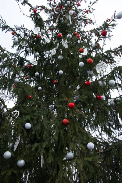 Weihnachtsbaum aus nächster Nähe mit Spielzeug geschmückt. — Stockfoto