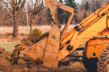 Beton levhaları yüklemek için toprağı derecelendirme ve düzleştirme.