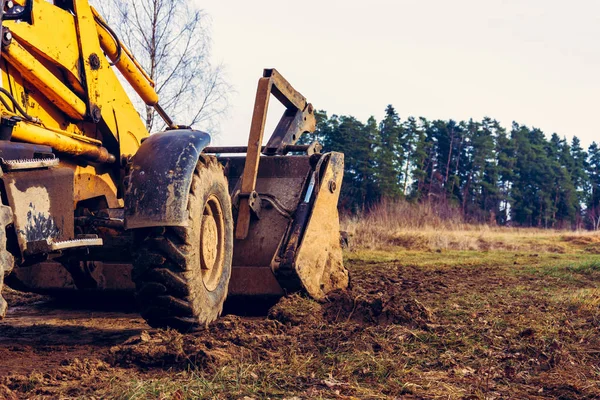 Grader clearing en egaliseren van de bodem om betonnen platen te installeren. — Stockfoto