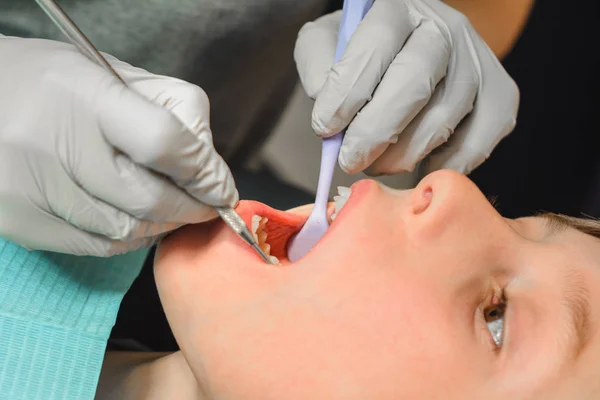 A fiú a fogorvosi rendelőben, aki új fogakat vizsgál és hibás fogakat kezel.. — Stock Fotó