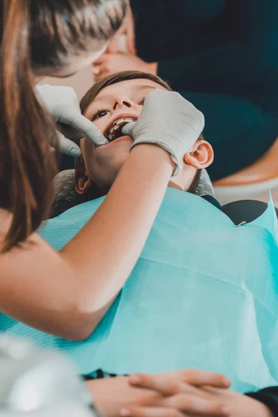 A fogorvos ellenőrzi a fiút, hogy harapott-e a foga.. — Stock Fotó