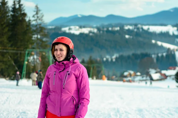 Mädchen in den Karpaten in lila Jacke und rotem Helm. — Stockfoto