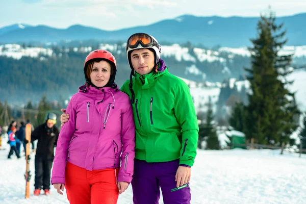 Glückliches junges Paar entspannt im Winter in den Bergen. — Stockfoto