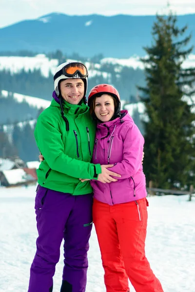 Glückliches junges Paar entspannt im Winter in den Bergen. — Stockfoto