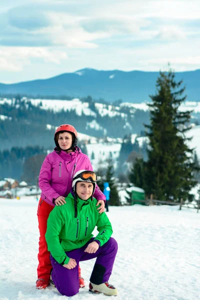 Ευτυχισμένο νεαρό ζευγάρι που χαλαρώνει το χειμώνα στα βουνά. — Φωτογραφία Αρχείου