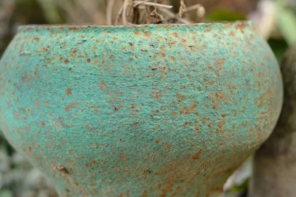 Antigo jarro de ferro fundido, de pé no quintal para decoração . — Fotografia de Stock