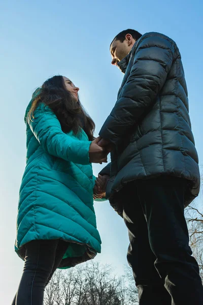 Glückliches junges Paar im Winterpark amüsiert sich am Valentinstag. — Stockfoto