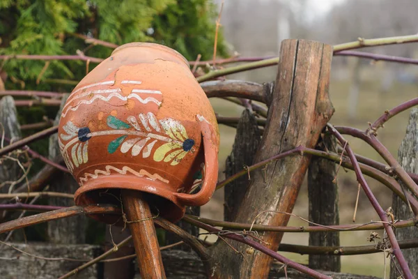 Alter aufgestellter Krug wie eine Landschaft im Garten. — Stockfoto