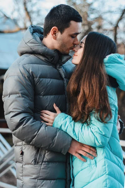 Jovem casal feliz no parque de inverno se divertindo no Dia dos Namorados . — Fotografia de Stock