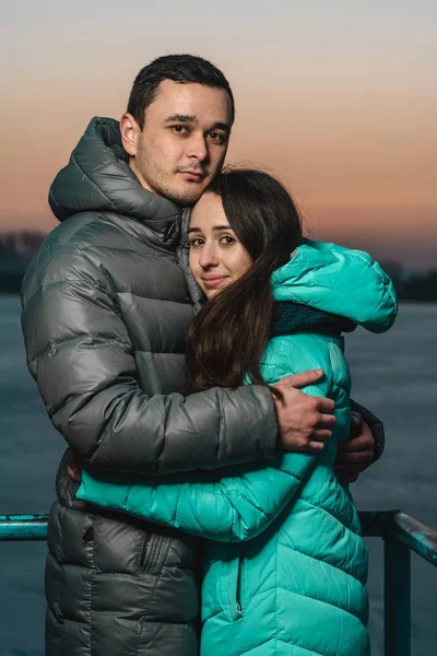 Feliz hermosa pareja caminando en el parque de invierno . — Foto de Stock