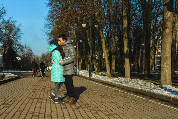 Milující pár procházky uličkou parku na Valentýna. — Stock fotografie