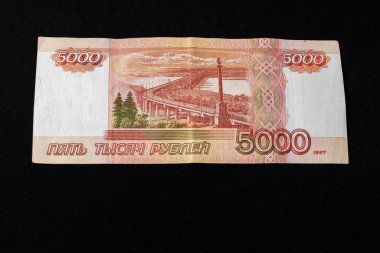 5000 rublelik bir Rus banknotunun arkasında siyah bir arkaplan var..