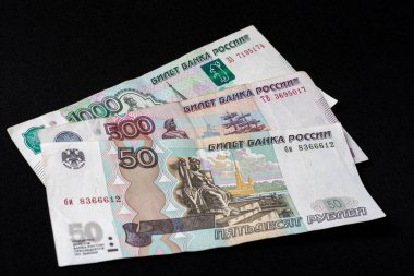 Rusya 'nın 500, 1000 ve 5000' lik banknotları siyah arka planda..
