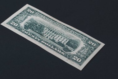 20 dolara yakın para siyah bir arka planda yatıyor..