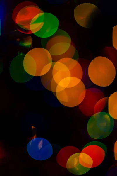 Боке кольорові круглі святкові різдвяні вогні . — стокове фото