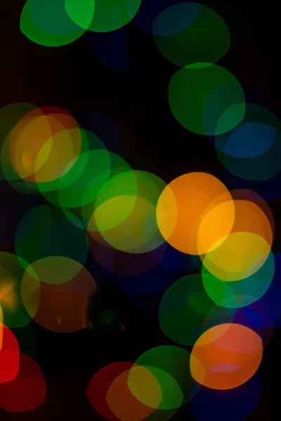 Bokeh multi-colorido em um fundo preto — Fotografia de Stock