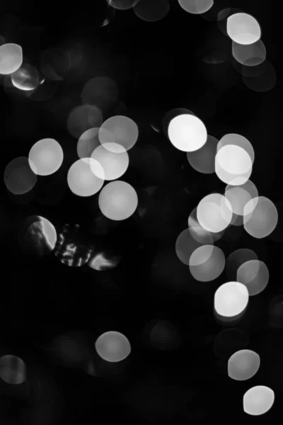 Czarne i białe bokeh świąteczne światła i iluminacje. — Zdjęcie stockowe