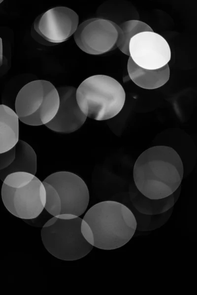 Černobílý bokeh vánoční světla a osvětlení. — Stock fotografie