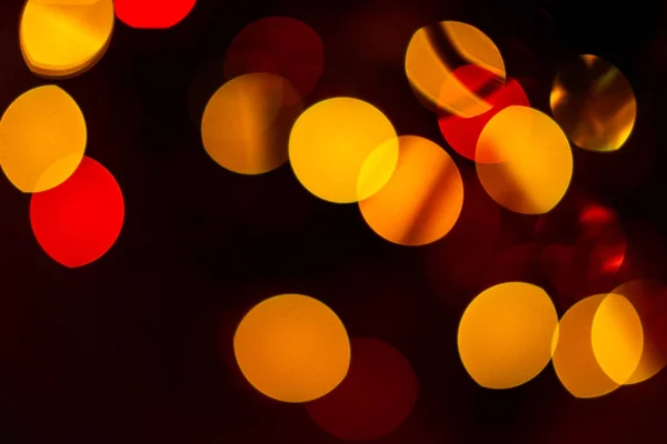 Closeup de bokeh de Natal colorido no fundo preto . — Fotografia de Stock