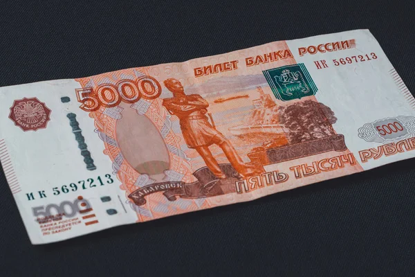 Ein russischer Schein in Höhe von 5000 Rubel liegt auf schwarzem Hintergrund. — Stockfoto