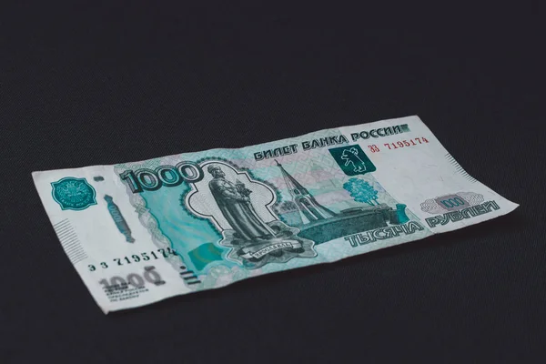 Rusya 'nın 1000 rublelik banknotu siyah arka planda.. — Stok fotoğraf