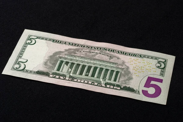 アメリカの５ドルは黒の背景の上にある. — ストック写真