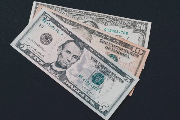Összetétele az összes amerikai dollár bankjegyek halmozott fekete alapon helyet másolás. — Stock Fotó