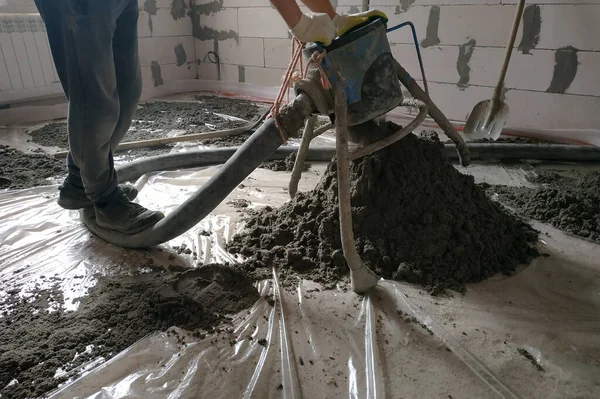 Будівельний майданчик - стяжка підлоги машини, труби для опалення та підігріву підлоги . — стокове фото
