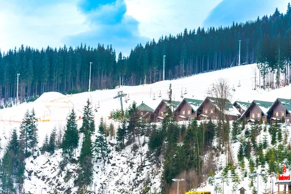 Bukovel, Ucrânia 3 de fevereiro de 2019: Complexos hoteleiros no fundo do pitoresco inverno Cárpatos, turistas em Bukovel, Ucrânia . — Fotografia de Stock
