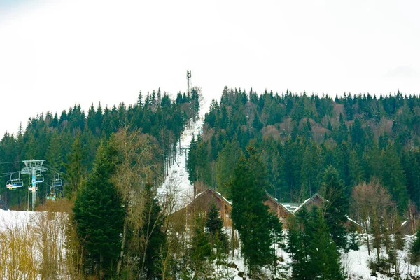 Bukovel, Ουκρανία 3 Φεβρουαρίου 2019: Στους ανελκυστήρες, οι τουρίστες ανεβαίνουν τις κορυφές των βουνών στο Bukovel, Ουκρανία. — Φωτογραφία Αρχείου