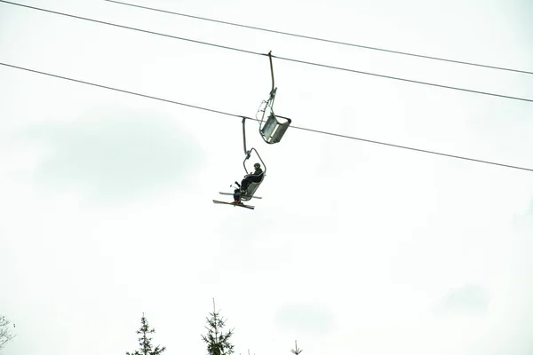 Bukovel, Ucrania febrero 3, 2019: En los ascensores, los turistas ascienden a los picos de montaña en Bukovel, Ucrania . —  Fotos de Stock