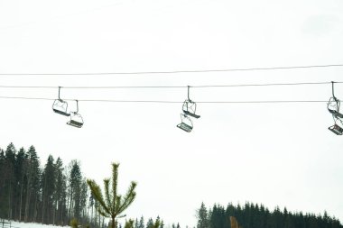 Bukovel, Ukrayna 3 Şubat 2019: Asansörlerle, Ukrayna 'nın Bukovel kentindeki dağ zirvelerine çıkan turistler.