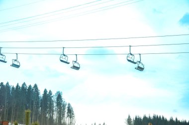 Bukovel, Ukrayna 3 Şubat 2019: Asansörlerle, Ukrayna 'nın Bukovel kentindeki dağ zirvelerine çıkan turistler.