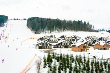 Bukovel, Ukrayna 3 Şubat 2019: Resimli kış Karpatları 'nın arka planında otel kompleksleri, Bukovel, Ukrayna' da turistler.