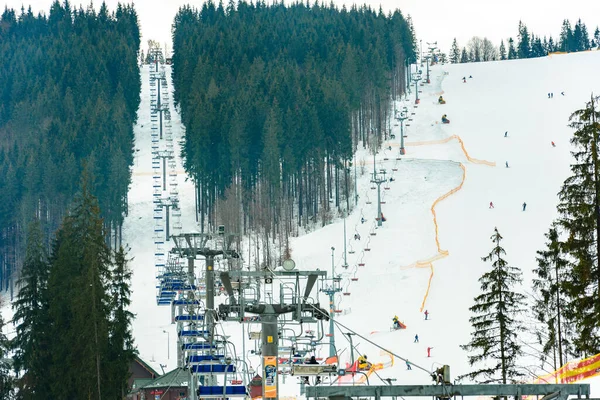 Bukovel, Ucrânia, 3 de fevereiro de 2019: Elevadores para turistas e férias em Bukovel, Ucrânia . — Fotografia de Stock