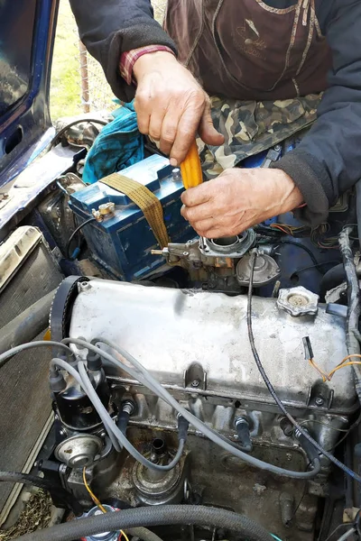 O serralheiro auto aperta as válvulas do na garagem . — Fotografia de Stock