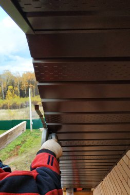 Perde kordonunu kesen bir adam var..