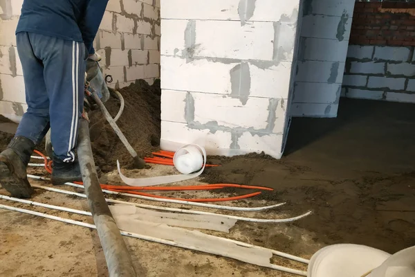 Betonilha de areia-cimento em uma casa com piso radiante . — Fotografia de Stock