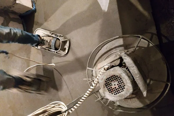 Sand-cement floor screed in a private house, the worker works with tools. — Stok fotoğraf