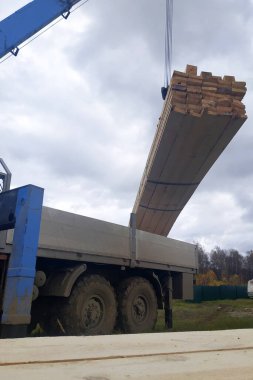 Turna, arka plandaki çatıdaki ahşap rayları indirir..