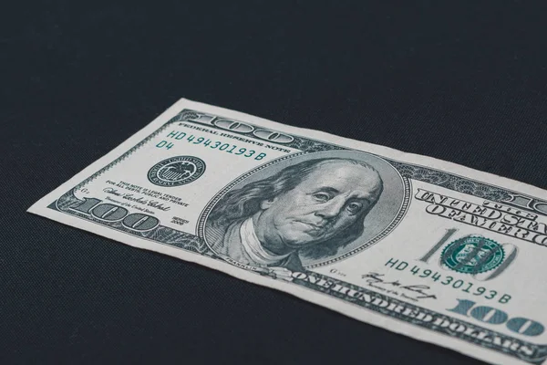 Yüz Amerikan doları siyah bir arkaplanda, yazıtlar için boş alan.. — Stok fotoğraf
