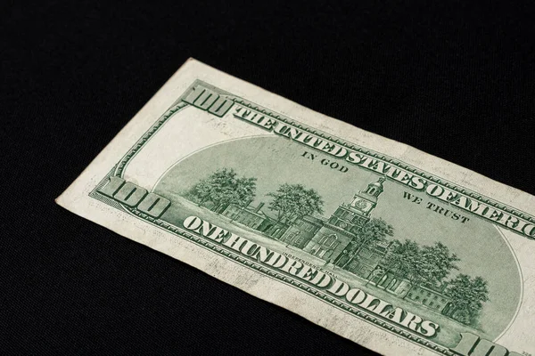 Tylna strona starej 100 dolarowej amerykańskiej waluty na czarnym tle. — Zdjęcie stockowe