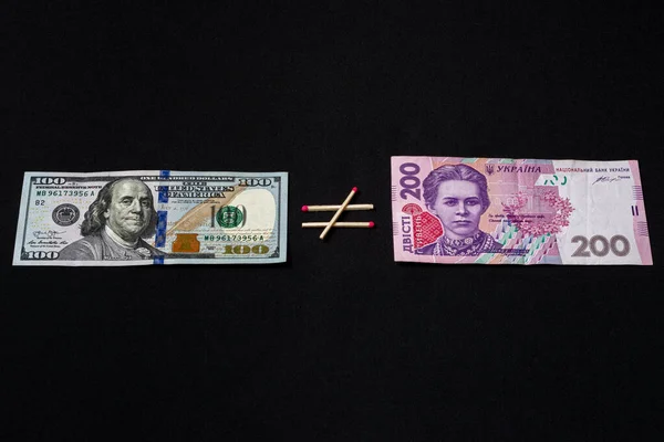 Hryvnia ukrainienne et dollar américain sur fond noir . — Photo