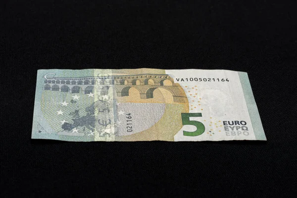 Close-up van de euro op zwarte achtergrond. — Stockfoto