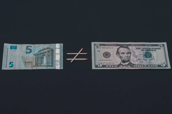 Σε μαύρο φόντο σε σύγκριση με το ευρώ και το δολάριο. — Φωτογραφία Αρχείου