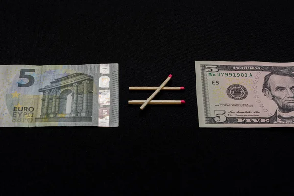 Op een zwarte achtergrond die de euro en de dollar met elkaar vergelijkt. — Stockfoto