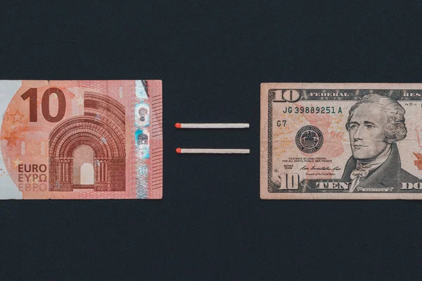 黑色背景的美元和欧元，10欧元与10美元的对比. — 图库照片